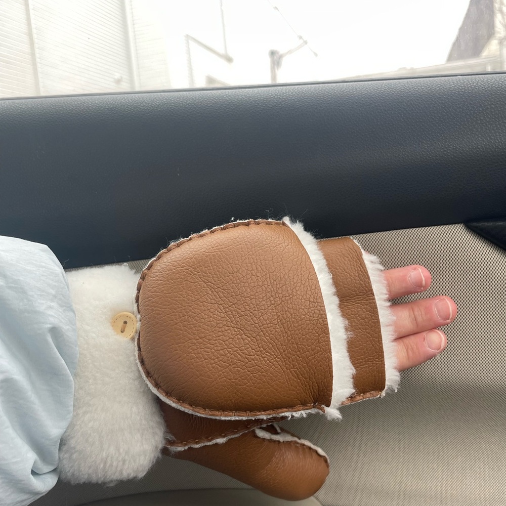 NWT Jocelyn Brown Mittens with faux shearling  Trim